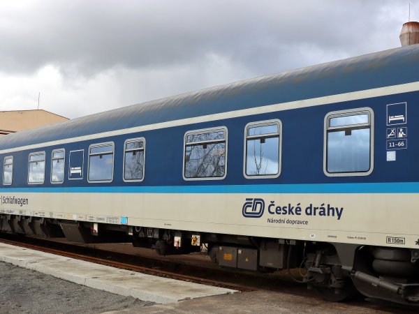 Lůžkový vůz řady WLABmz se systémem řízení nástupních dveří SSOD/LAT